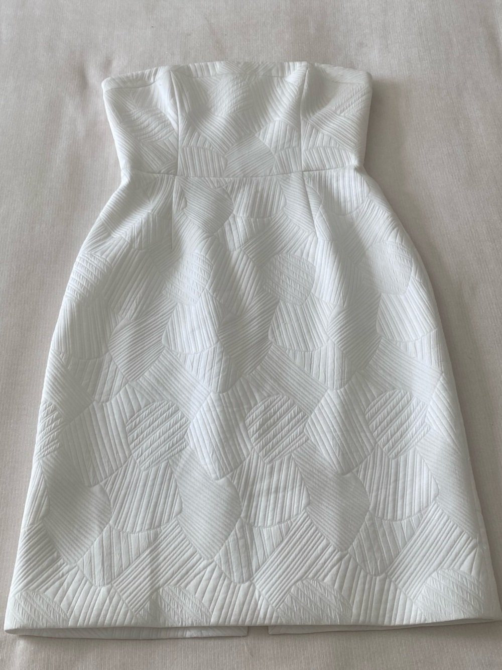 BCBGMaxAzria White Strapless Textured Cocktail Dress